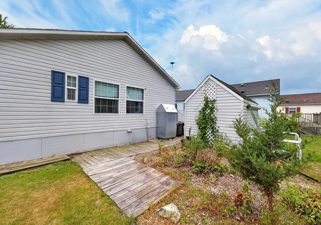 5th image of 96 Songbird Ln, Tiverton, RI 02878 | MLS# 73527363
