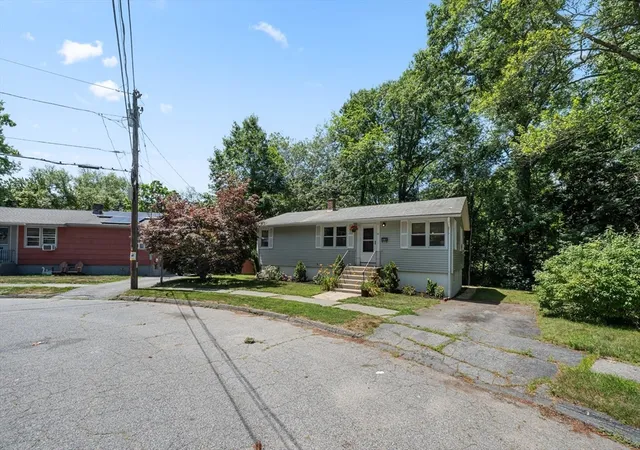 Photo 4 of Sale Pending at 28 Greybert Ln, Worcester, MA 01602 | MLS# 73545456 | Listing updated on 2026-08-26