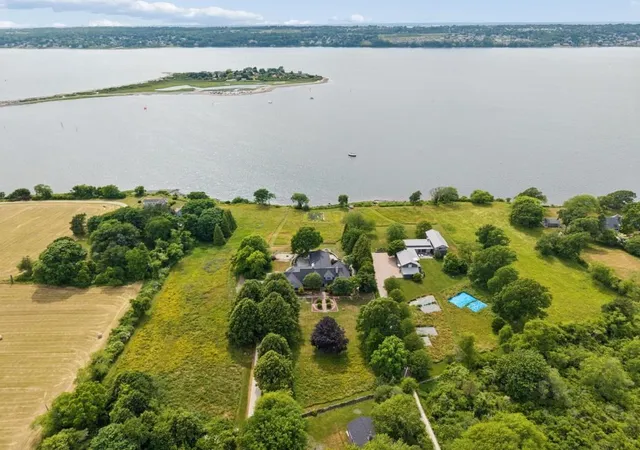 Homes for sale in Tiverton, RI | 683 Neck Road, Tiverton, RI 02878 | MLS# 73549414
