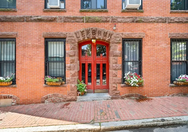 2nd image of 17 Cazenove St, Boston, MA 02116