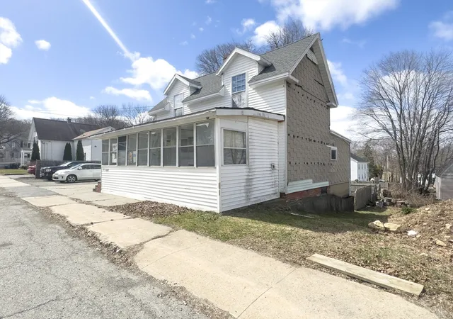 Homes for sale in Gardner, MA | 93 Greenwood St, Gardner, MA 01440 | MLS# 73514800