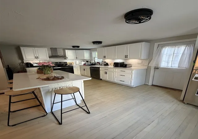 3rd image of 19 Pocasset Ave, Worcester, MA 01606 | MLS# 73558075