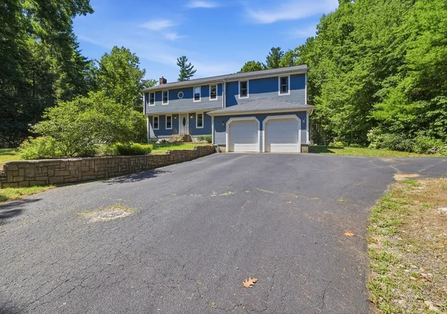 Photo 3 of Sale Pending at 930 Union St, Duxbury, MA 02332 | MLS# 73550742 | Listing updated on 2026-08-08