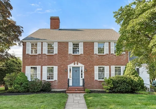 Photo 3 of Sale Pending at 10 Dartmouth St, Winchester, MA 01890 | MLS# 73548103 | Listing updated on 2026-09-11