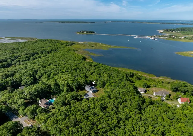 3rd image of 3 Barrett Dr, Mattapoisett, MA 02739 | MLS# 73538609
