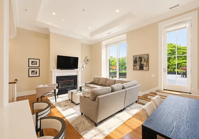3rd image of 128 Beacon St, Boston, MA 02116