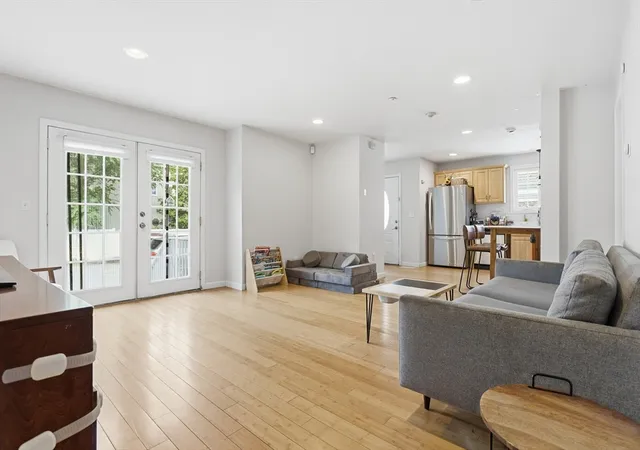 3rd image of 125 Mt Vernon St #D, Lowell, MA 01854 | MLS# 73561536