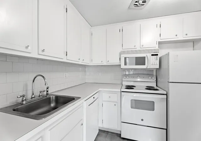 4th image of 1 Colonial Dr, Andover, MA 01810