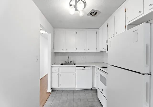 5th image of 1 Colonial Dr, Andover, MA 01810