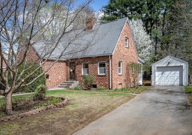 Photo 3 of Sale Pending at 16 Queen St, Holyoke, MA 01040 | MLS# 73505229 | Listing updated on 2026-05-13