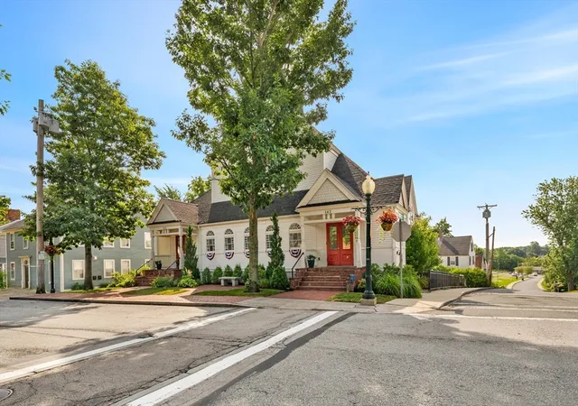 image of 142 Main St, Amesbury, MA 01913