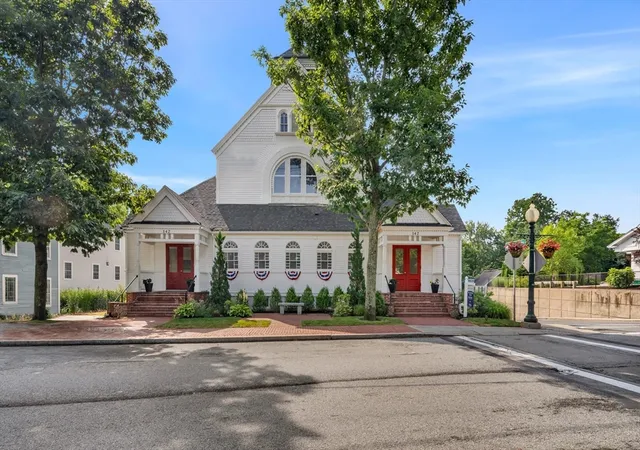 image of 142 Main St, Amesbury, MA 01913