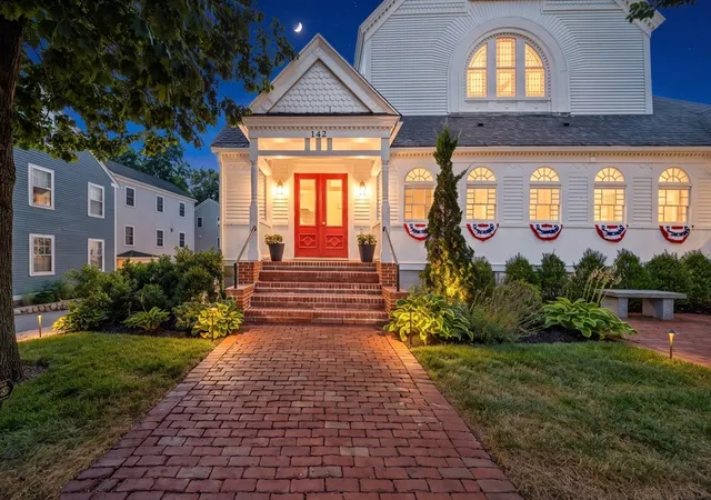 image of 142 Main St, Amesbury, MA 01913