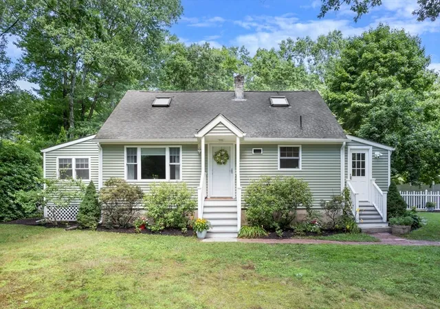 3rd image of 314 Pleasant St, Franklin, MA 02038 | MLS# 73548585