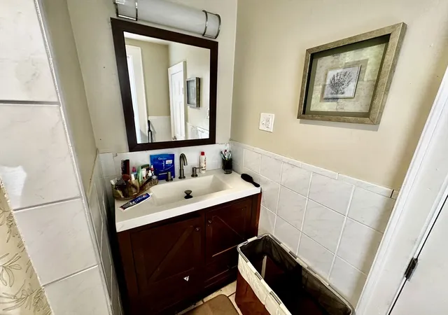 2nd image of 27 W 5Th St, Lowell, MA 01850