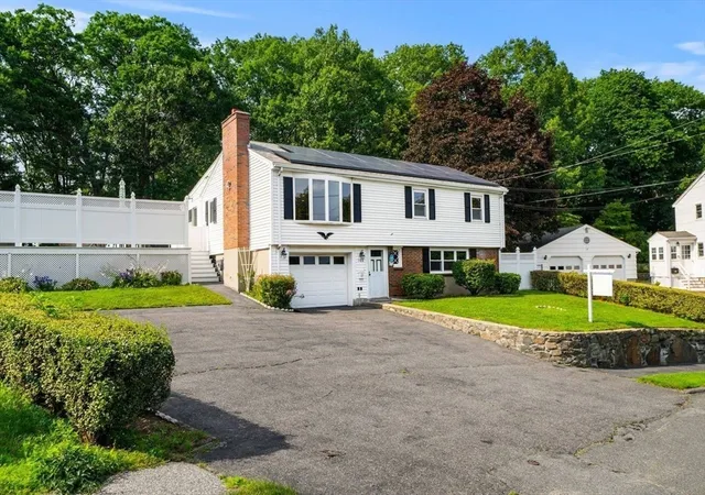 2nd image of 104 Spring View Dr, Lynn, MA 01904 | MLS# 73553067