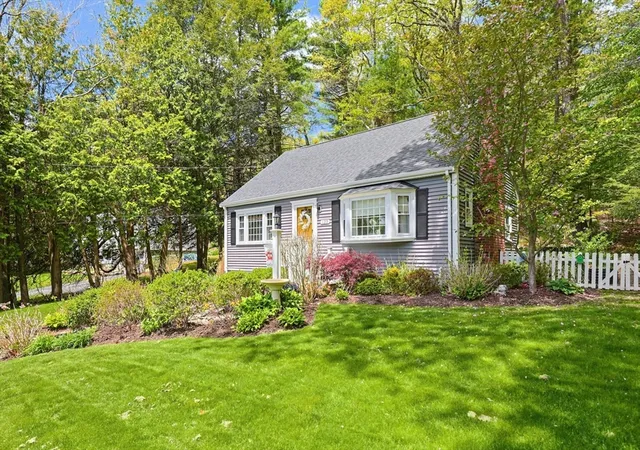 Homes for sale in Holliston, MA | 135 Locust St, Holliston, MA 01746 | MLS# 73518705
