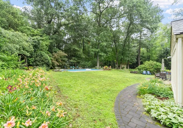 5th image of 19 Huntingdon Rd, Lynnfield, MA 01940 | MLS# 73546444