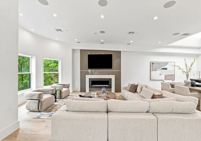 3rd image of 431 Marlborough St, Boston, MA 02115