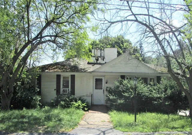 Photo 3 of Sale Pending at 21 Baxter St, Worcester, MA 01602 | MLS# 73560402 | Listing updated on 2026-09-17