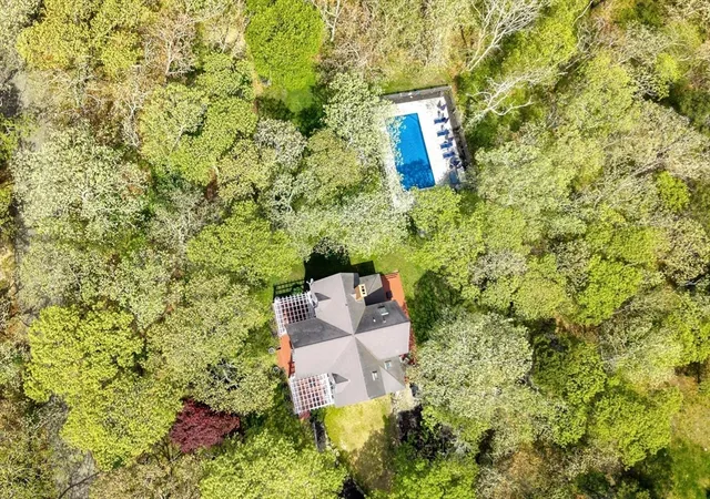 4th image of 10 North Bog Rd, Edgartown, MA 02539 | MLS# 73524464