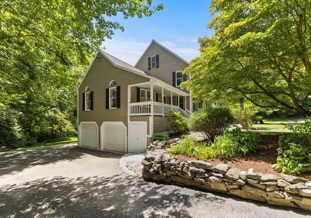 3rd image of 15 Hillcrest Dr, Tyngsboro, MA 01879 | MLS# 73546021