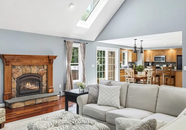 4th image of 15 Hillcrest Dr, Tyngsboro, MA 01879 | MLS# 73546021