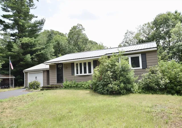 3rd image of 197 Birch St, Pembroke, MA 02359 | MLS# 73553788