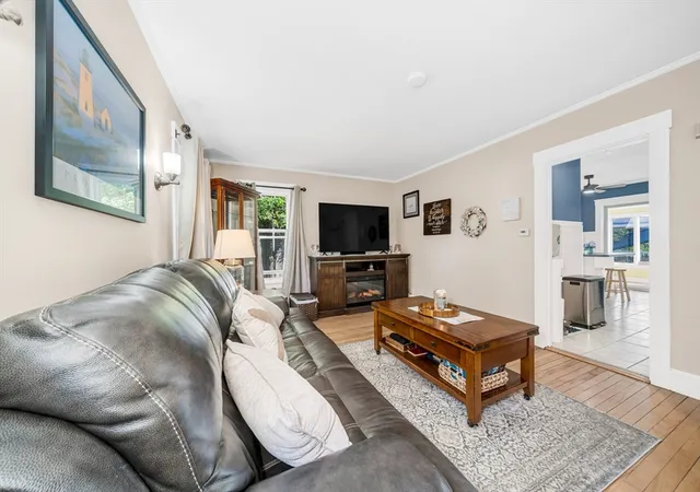 5th image of 234 Elm St, Amesbury, MA 01913 | MLS# 73557217