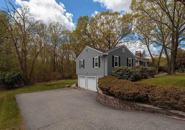 3rd image of 10 Brentwood Dr, Reading, MA 01867 | MLS# 73519064