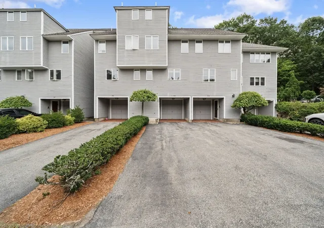 2nd image of 703 Sherwood Forest Ln, Saugus, MA 01906