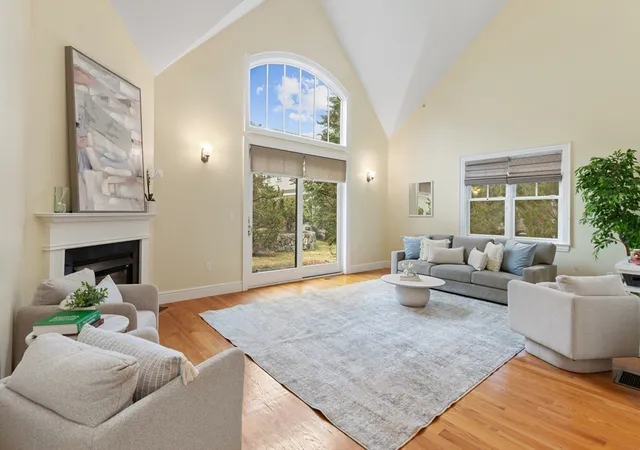 3rd image of 38 Courtyard Pl #38, Lexington, MA 02420 | MLS# 73495763