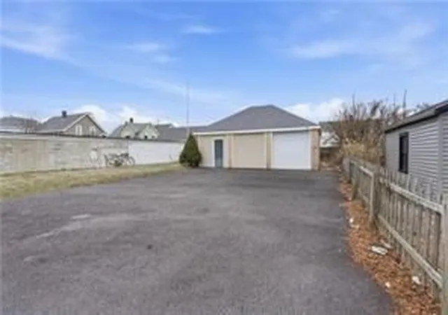 3rd image of 415 Kenyon Ave, Pawtucket, RI 02861 | MLS# 73551446