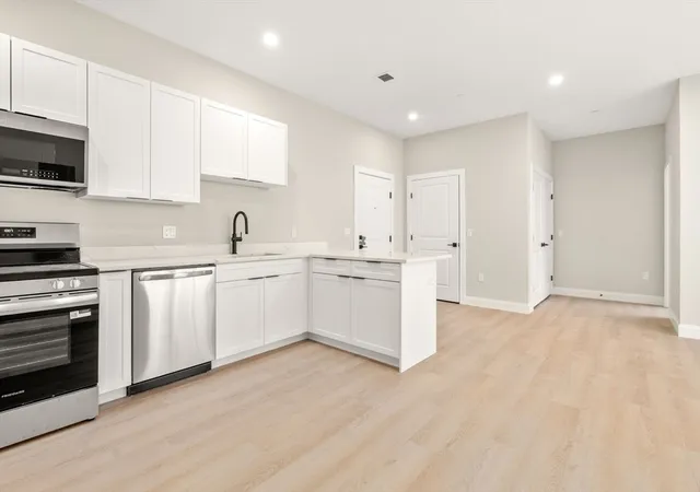 Listing Photo 4 - Condo for sale in building located at 7 Cross St, Wilmington, MA 01887 - Unit #202