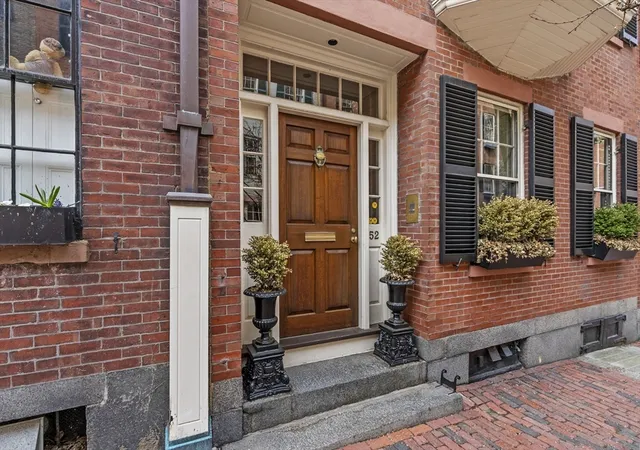 2nd image of 52 Pinckney St, Boston, MA 02114 | MLS# 73511019