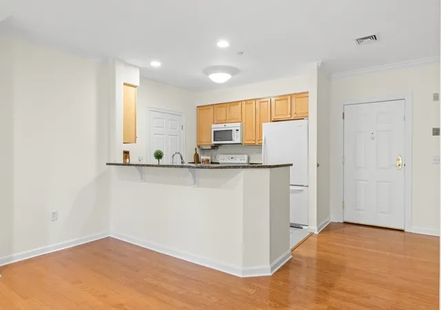 4th image of 190 Chickering Rd #212D, North Andover, MA 01845 | MLS# 73556205