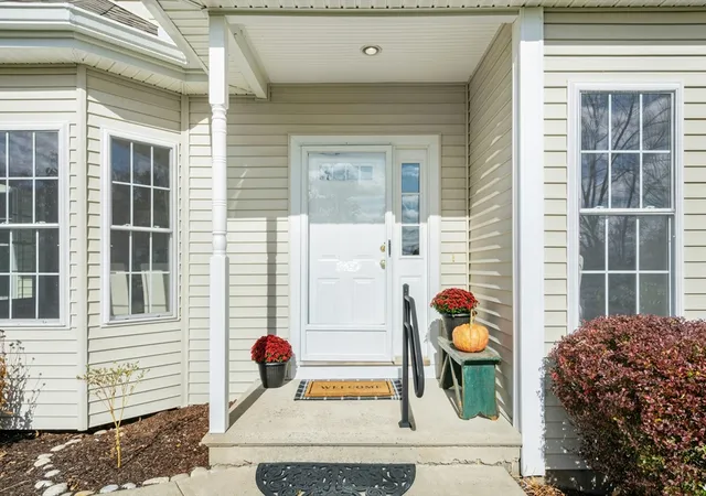 3rd image of 69 Cortland Grove Dr #69, Shrewsbury, MA 01545 | MLS# 73449506