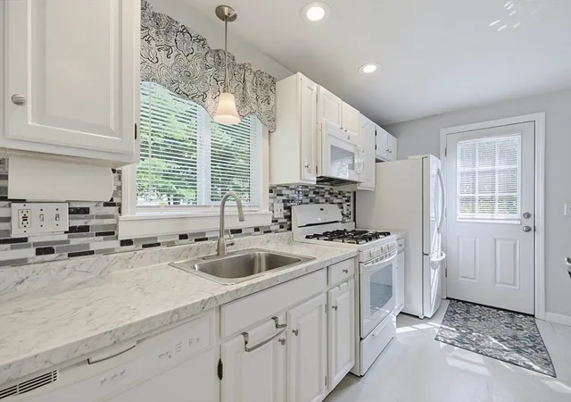 3rd image of 14 Carol Dr #14, Franklin, MA 02038 | MLS# 73568231