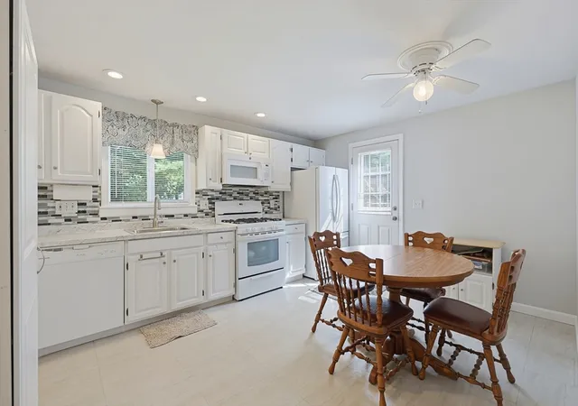 4th image of 14 Carol Dr #14, Franklin, MA 02038 | MLS# 73568231