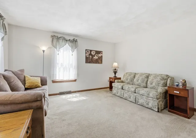 5th image of 4 Oneida Pl, Hudson, MA 01749 | MLS# 73547985