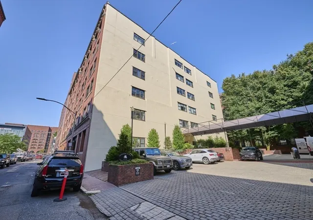Listing Photo 2 - Condo for sale in building located at 33 Sleeper St, Boston, MA 02210 - Unit #603