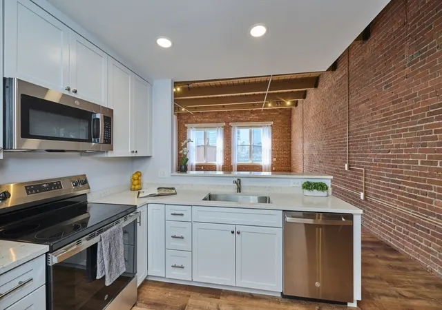 Listing Photo 3 - Condo for sale in building located at 33 Sleeper St, Boston, MA 02210 - Unit #603