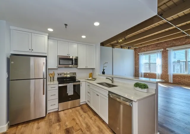 Listing Photo 4 - Condo for sale in building located at 33 Sleeper St, Boston, MA 02210 - Unit #603