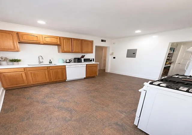 3rd image of 83 Francis St, Brookline, MA 02446