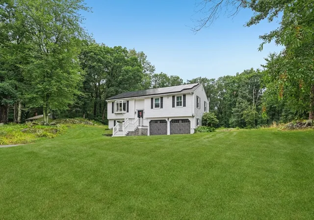 2nd image of 345 Raleigh Tavern Ln, North Andover, MA 01845 | MLS# 73555185