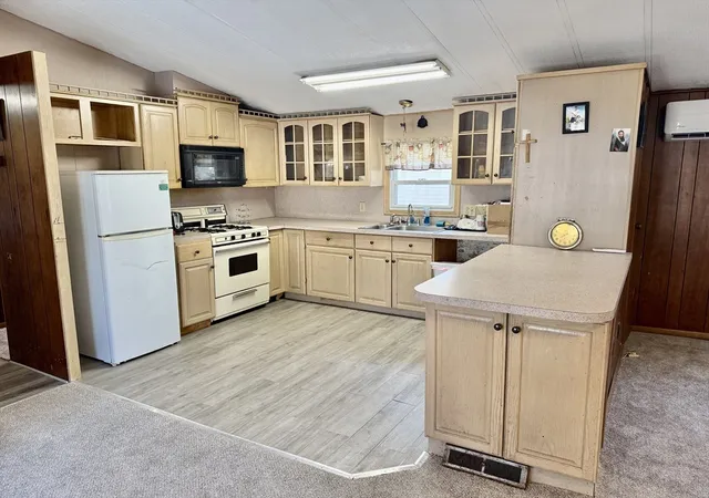4th image of 141 Edbert St, Chicopee, MA 01020 | MLS# 73490723