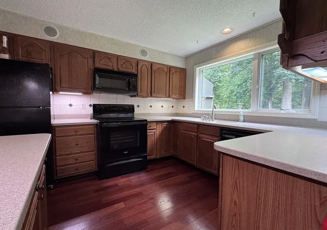 4th image of 304 Fairway Vlg, Northampton, MA 01053
