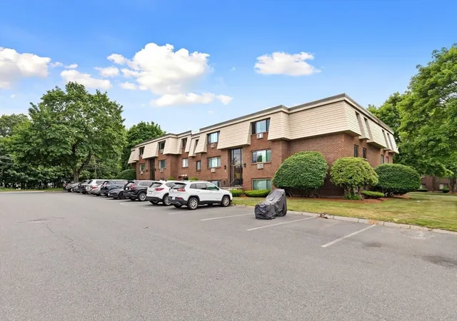 Homes for sale in Burlington, MA | 5 Hallmark Gardens, Burlington, MA 01803 | Houzeo