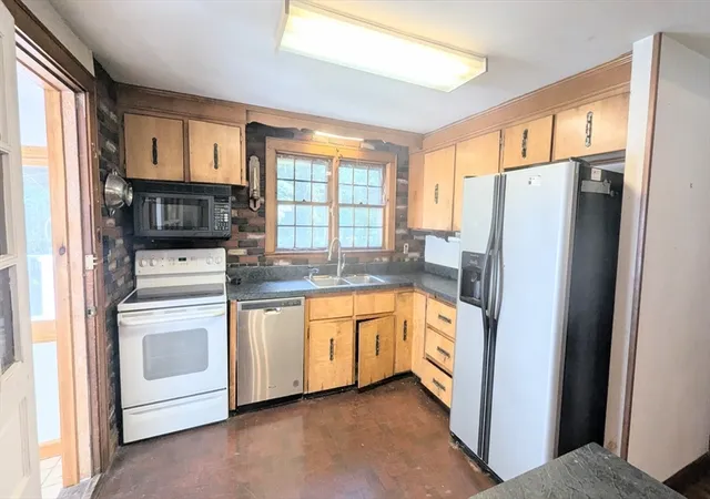 Photo 3 of Sale Pending at 3 Wayne Dr, Foxboro, MA 02035 | MLS# 73561057 | Listing updated on 2026-08-26