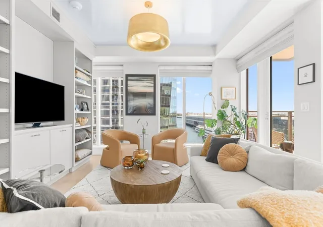 5th image of 133 Seaport Blvd #722, Boston, MA 02210 | MLS# 73538458